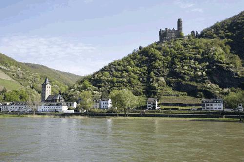 Valle del fiume Reno e uno dei fiabeschi Castelli